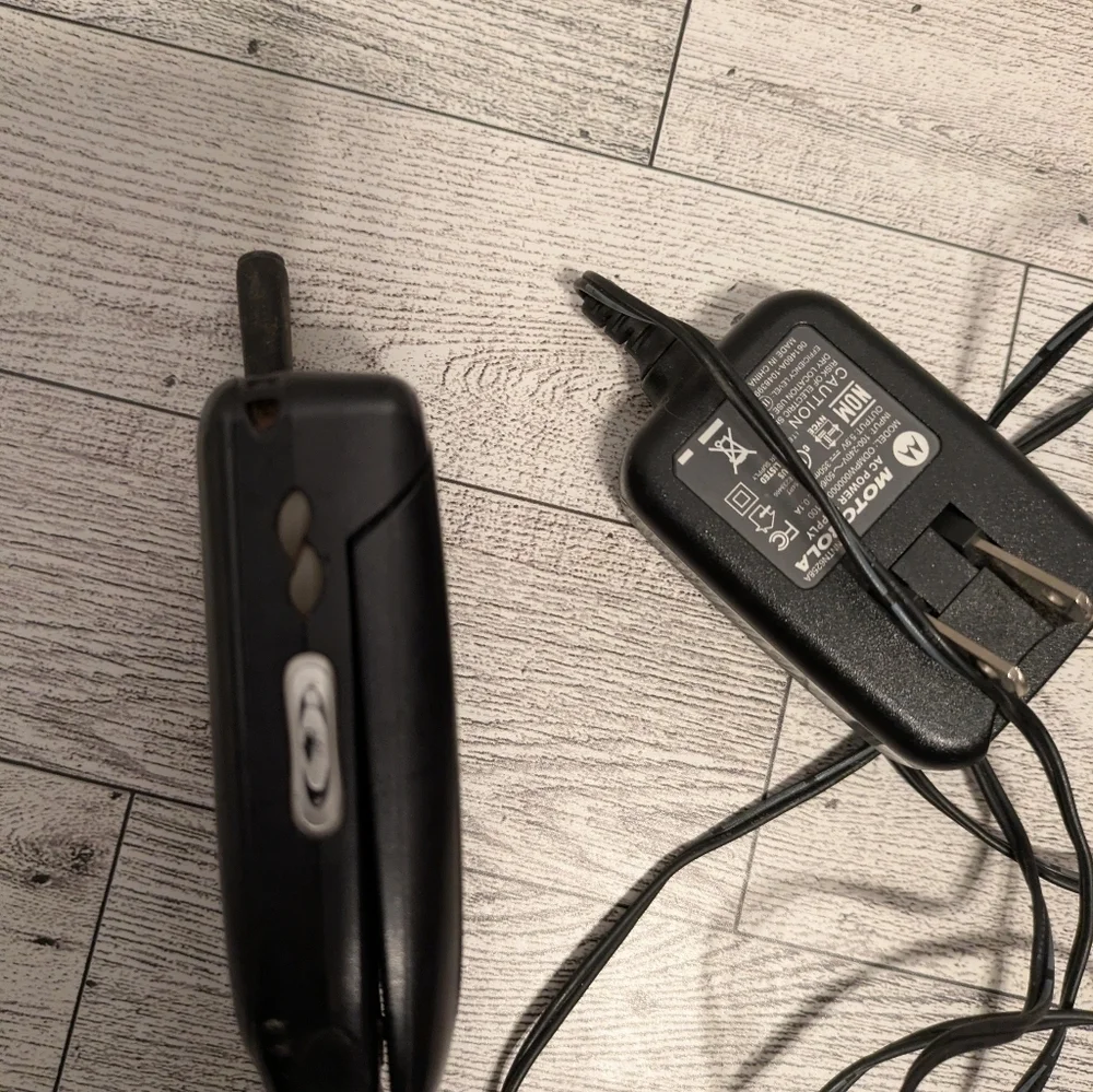 Motorola Black and Gray Flip Phone with Charger